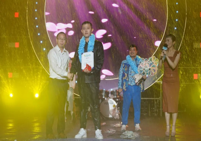 �������ʹ���-׷�󿵽�,����һ������